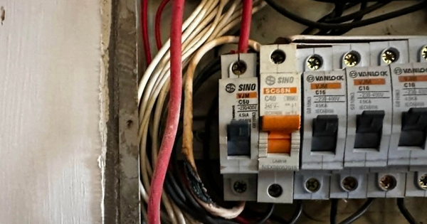 Nắng nóng đỉnh điểm, cư dân chung cư cũ Hà Nội thấp thỏm vì hệ thống điện xuống cấp: 
