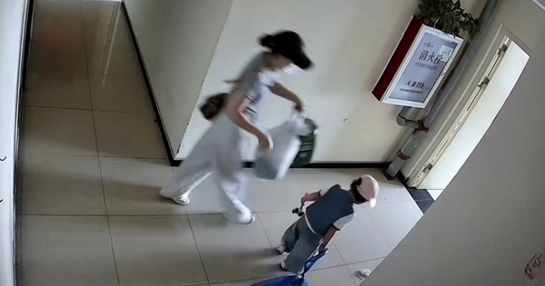 Rác đặt ở cửa ngày nào cũng biến mất bí ẩn, chủ nhà kiểm tra camera và phát hiện thủ phạm không ngờ tới