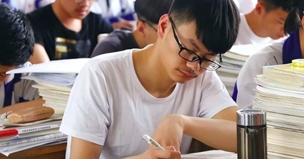 Nam sinh chỉ viết hơn 20 chữ vào bài thi môn Văn rồi nộp bài, Hiệu trưởng đọc xong lập tức 