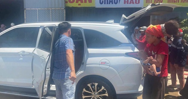Ba mẹ con đi bộ xuyên miền Trung dưới nắng 40 độ C được hỗ trợ lên taxi về nhà