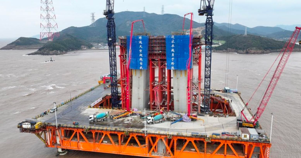 Phát hiện Trung Quốc cắm 18 cọc thép dài gần 90 mét ở giữa sông, ‘tháp’ cao bằng toà nhà 100 tầng sắp lộ diện