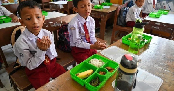 Hơn 33.000 học sinh ngộ độc thực phẩm vì bữa ăn học đường, cơ quan thực thi khai khống chi phí, mua sắm vô tội vạ, tổng thống lập tức cách chức dàn lãnh đạo