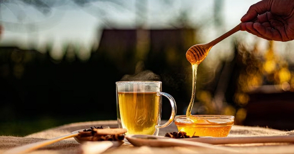 Người phụ nữ uống nước pha mật ong suốt 1 năm, đi khám sức khỏe bác sĩ bất ngờ hỏi: 
