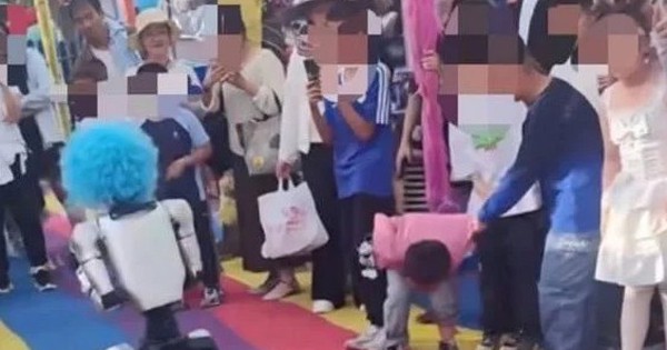 Đang xem biểu diễn, bé trai bất ngờ bị đánh ngã gục: Camera hé lộ 