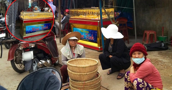 Độc lạ tiệm vàng nằm 