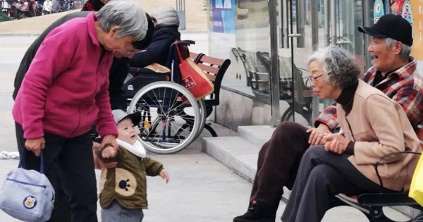 Ông bà chăm cháu không phải là vấn đề, điều đáng lo là khi cha mẹ dần không còn vai trò gì với con cái
