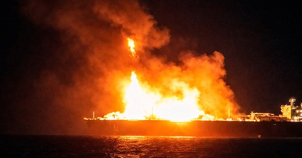 Chiến hạm hiện đại nhất Nga nghi cháy lớn, ông Putin nhận thông điệp khẩn - Kremlin nói thẳng khả năng 
