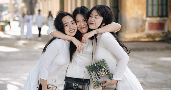 Bức thư gửi sĩ tử của cô hiệu trưởng trường Chu Văn An gây sốt với 