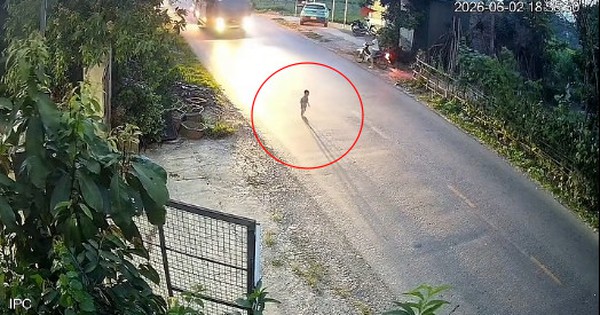 Clip thót tim: Em bé chập chững lao ra đường toàn xe tải lớn 