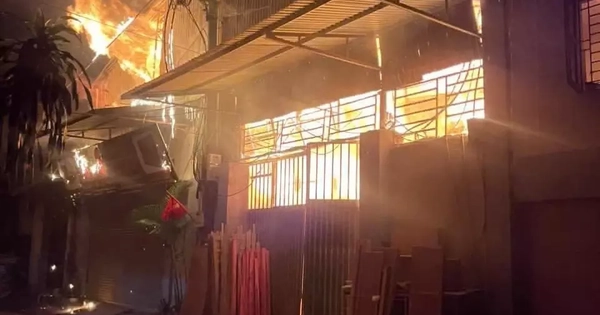 Hà Nội: Xưởng gỗ ở làng nghề Liên Hà bốc cháy ngùn ngụt