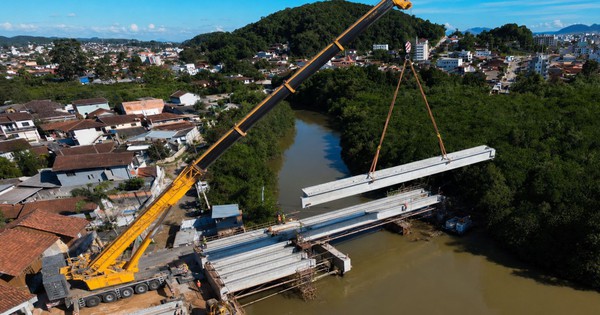 Phát hiện một 'cánh tay thép' đang xoay trục, nâng 72 dầm bê tông nặng 15 tấn vào đúng vị trí: Công trình 5,3 triệu USD dần lộ diện
