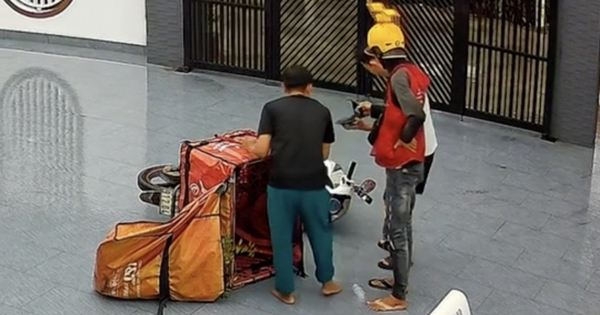 Vừa gọi “anh Nhân ơi…” thì shipper giao hàng gặp nạn, đoạn camera do chủ nhà trích xuất lan truyền khắp nơi