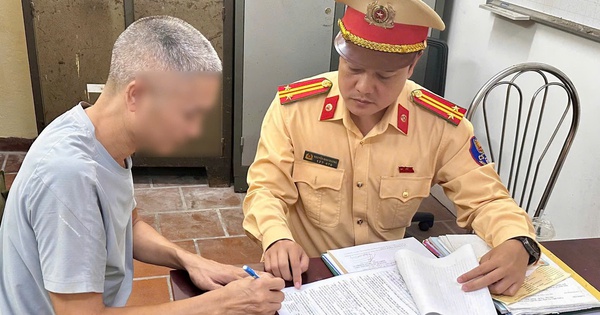 Phạt tài xế xe tải làm rơi bùn đất xuống đường Hà Nội khiến 