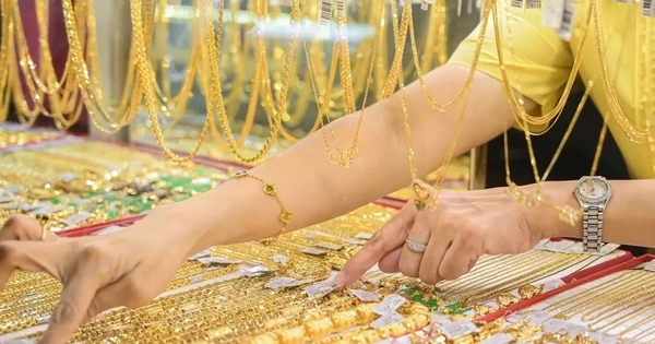 Giá vàng lao dốc mạnh, có nên xuống tiền mua lúc này?