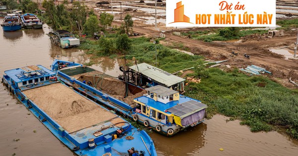 Xà lan kín mặt kênh, máy móc đầy mặt đất, môi giới vây xung 