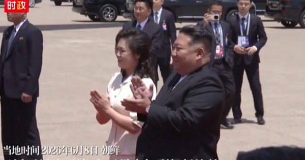 Chủ tịch Kim Jong Un cùng phu nhân trực tiếp ra sân bay đón 