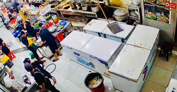 Nam nhân viên bếp vác dao chém đồng nghiệp nguy kị