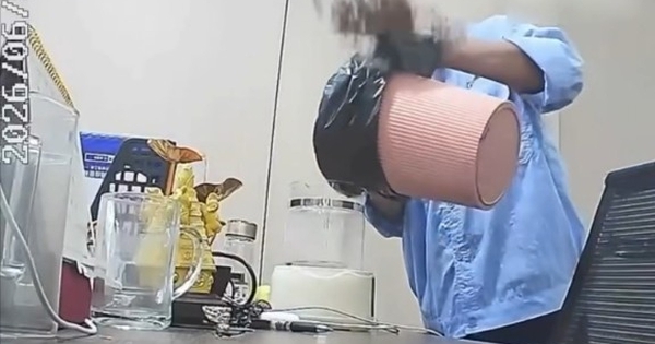 Đoạn clip gây sốc: Nhân viên đổ nước bẩn từ thùng 