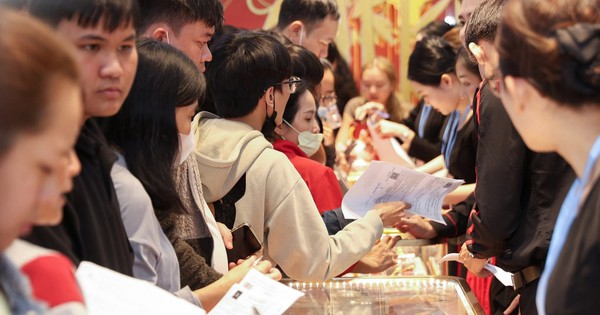Chưa từng thấy: Vàng giảm thủng đáy, người vừa mua sáng nay 