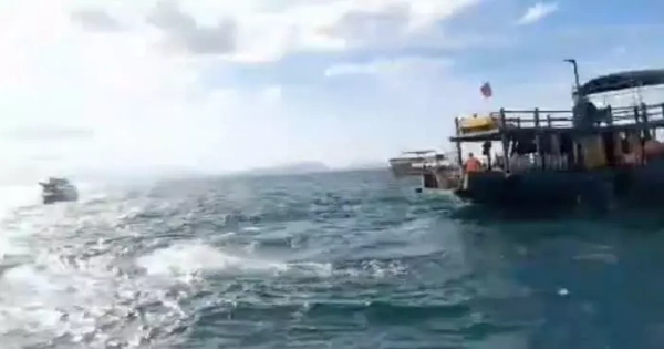Chìm ca nô du lịch trên biển Cửa Đại