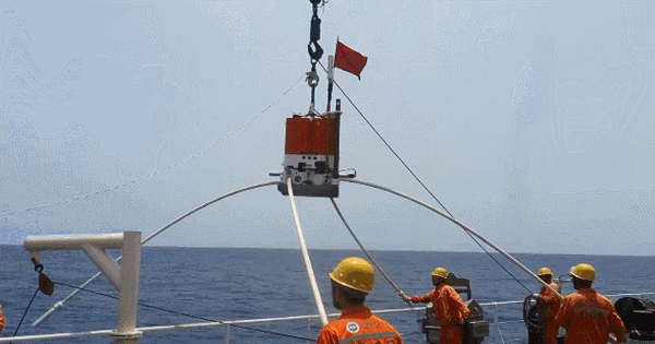 Phát hiện con tàu lênh đênh ngoài biển, tìm kiếm ở độ sâu 10