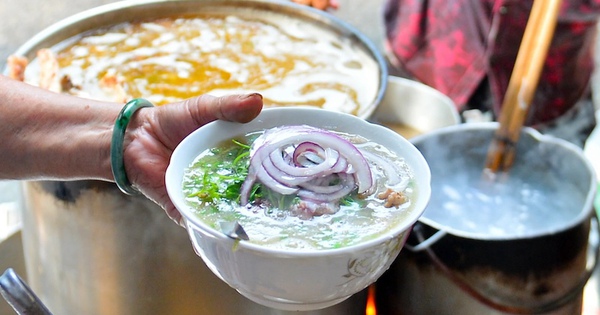 Cùng dính lùm xùm vệ sinh, huyền thoại phở phố cổ 