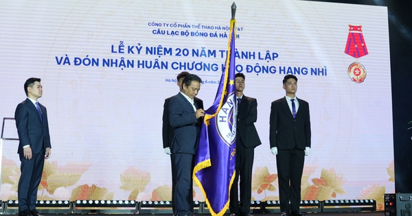 CLB Hà Nội đón Huân chương Lao động hạng Nhì, đánh dấu hành 
