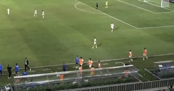Ăn mừng cuồng nhiệt, U19 Indonesia xô ngã trợ lý V