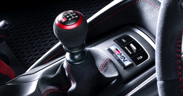 Toyota làm hộp số sàn giả lập cho xe điện: Có cần 