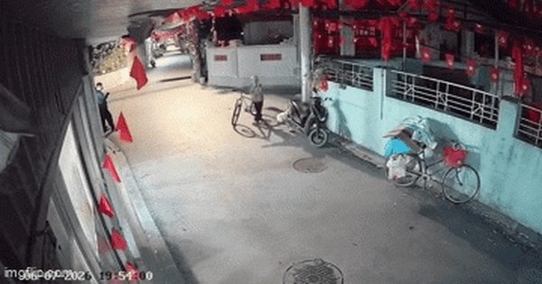 Thấy xe đạp dựng bên đường, cô đồng nát dắt mang đ