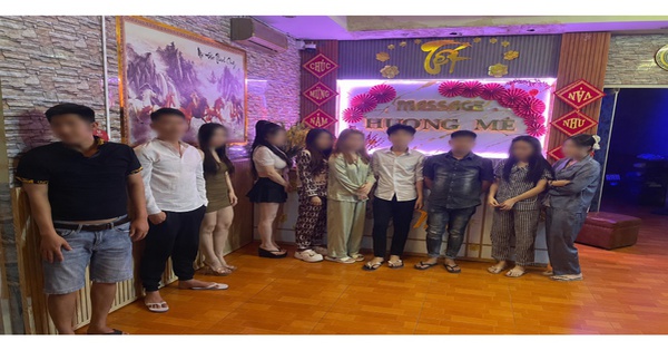 Công an tiến hành làm việc với chủ cơ sở massage L
