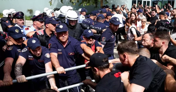 Albania truy nã doanh nhân bán đất cho con rể Tổng thống Mỹ Trump