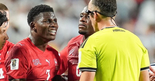 VAR khiến tiền đạo Thụy Sĩ dính bi kịch ở World Cup, bật khóc sau quyết định của trọng tài