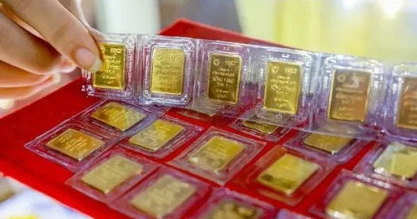 Người mua vàng lỗ nặng 4,5 triệu đồng/lượng chỉ sau một tuần, cả thị trường “nín thở” chờ báo cáo từ Mỹ