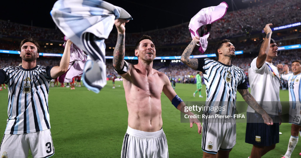 Messi cởi phăng áo, nhảy múa hát vang mừng chiến thắng của Argentina, gửi lời khiêu chiến tuyển Anh ở bán kết World Cup