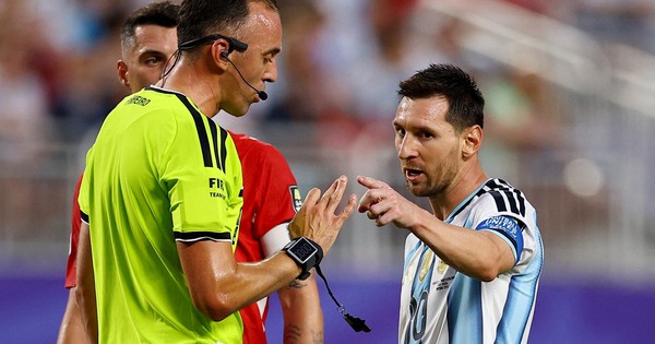 Messi nổi nóng, "bật" thẳng mặt trọng tài Bồ Đào Nha: "Đừng thiếu tôn trọng tôi!"