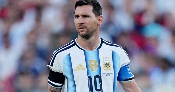 Vì sao Messi đeo băng đen ở trận Argentina thắng Thụy Sỹ 3-1?