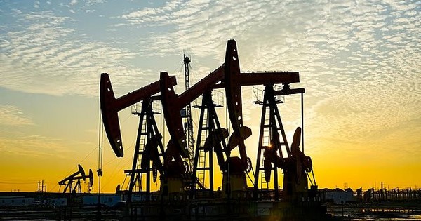 Giá dầu tăng 10%, mạnh nhất sau 6 năm sau khi ông Trump tái áp đặt lệnh phong tỏa Iran