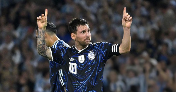 Argentina đệ đơn gửi FIFA xin đổi màu áo trận bán kết World Cup: Ký ức Maradona gợi về, tuyển Anh hãy coi chừng!