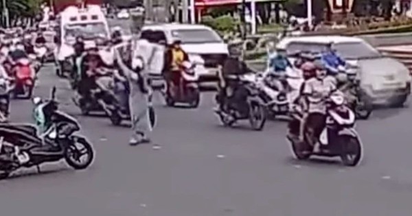 Khoảnh khắc gây sốt mạng: Kíp 115 dừng xe giữa đường cứu bé trai bất tỉnh