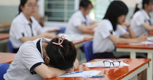 Nóng: Hủy toàn bộ kết quả thi của thí sinh mang điện thoại vào phòng thi tại 1 địa phương, xem xét trách nhiệm cán bộ coi thi