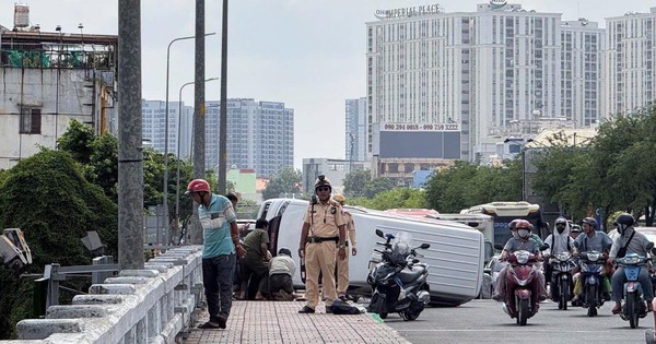 Lật xe trên cầu An Lạc, nam tài xế ở TP.HCM bất ngờ nhảy xuống kênh rồi đòi đánh người cứu
