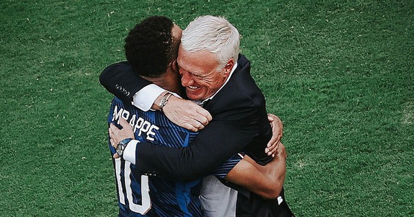 Mbappe viết tâm thư đẫm nước mắt chia tay HLV Deschamps: "Đáng lẽ sẽ có đoạn kết viên mãn, nhưng chúng ta đã thất bại"