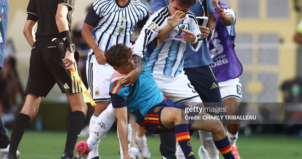 Cầu thủ Argentina hành hung đối thủ Tây Ban Nha, nhận thẻ đỏ khi trận đấu đã... kết thúc