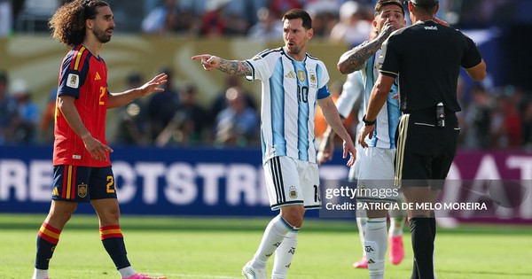 Đội nhà vừa mất người, Messi vội mách trọng tài đòi đuổi cầu thủ Tây Ban Nha