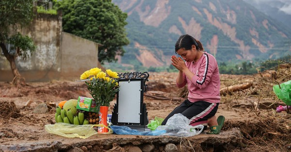Lập bàn thờ tạm trên nền nhà sau lũ quét kinh hoàng, mòn mỏi chờ người thân trở về