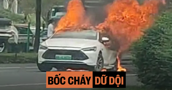 Xe BYD bốc cháy sau tai nạn liên hoàn: Cửa xe không thể mở, người lái và hành khách thoát chết trong gang tấc