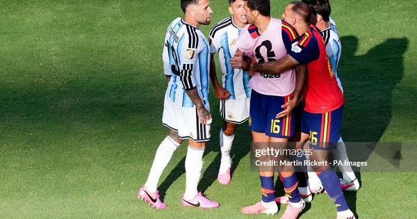 Cầu thủ Argentina trách móc sao Tây Ban Nha: Bớt nói đi đồ ngốc, than phiền với trọng tài lắm thế!