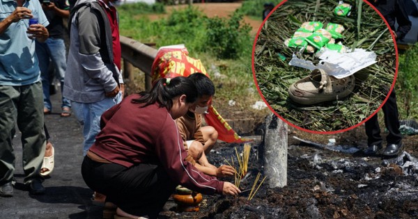 Hiện trường thương tâm vụ cháy xe khách ở Đồng Nai: Giày dép, túi xách cháy sém nằm ngổn ngang, nhiều người lặng lẽ thắp hương