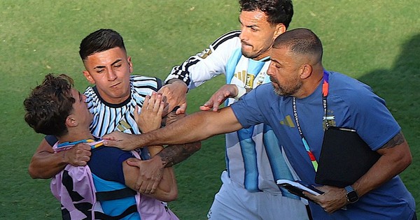 FIFA nhầm lẫn, đồng đội Messi đánh cầu thủ Tây Ban Nha thoát thẻ đỏ